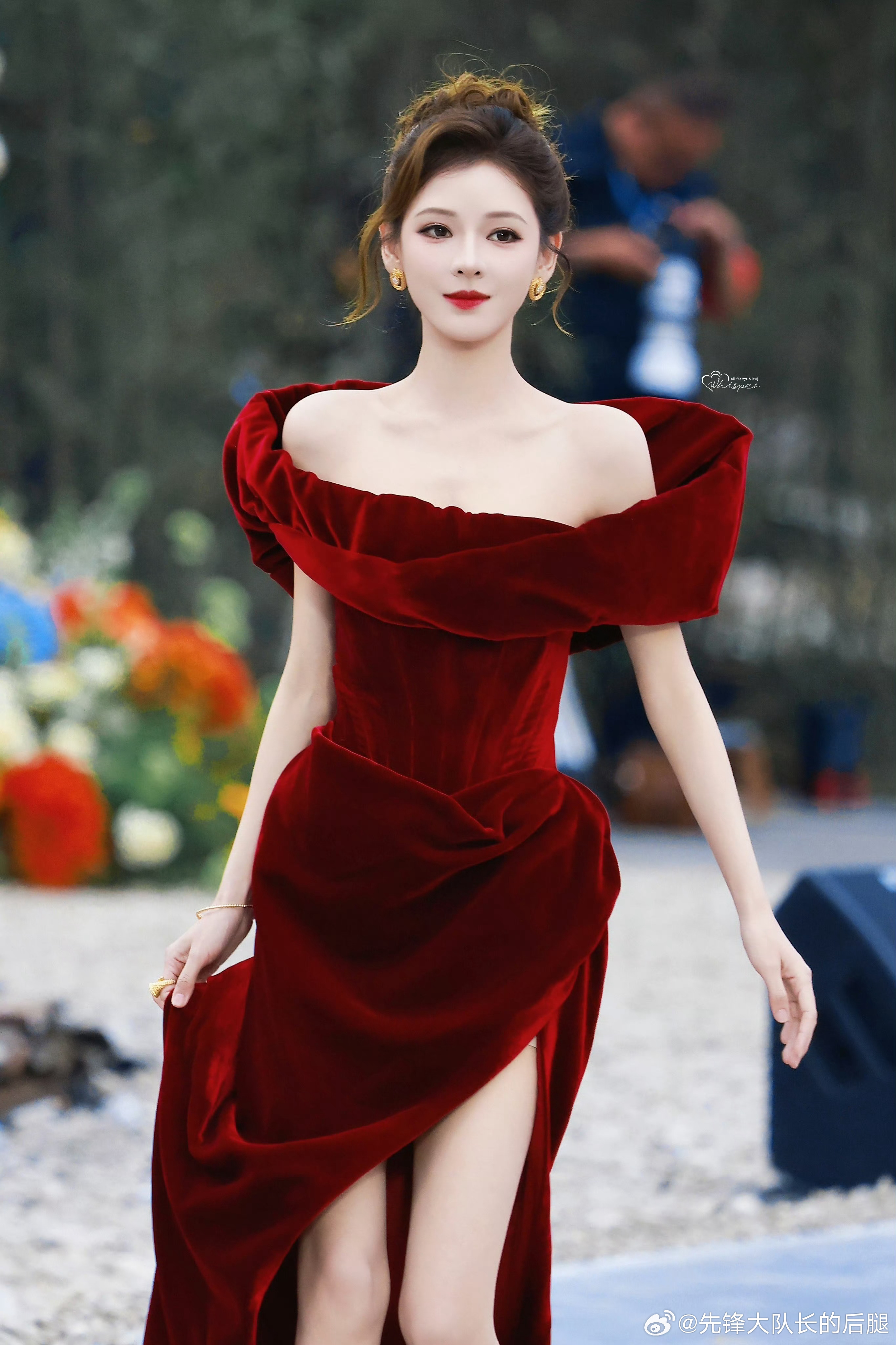 张予曦REDGALA红毯出图红色开叉裙 