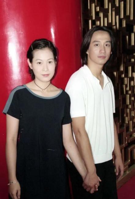 2004年，黄磊结婚前给刘若英打电话，说自己愿意为她悔婚。刘若英沉吟片刻，却说祝