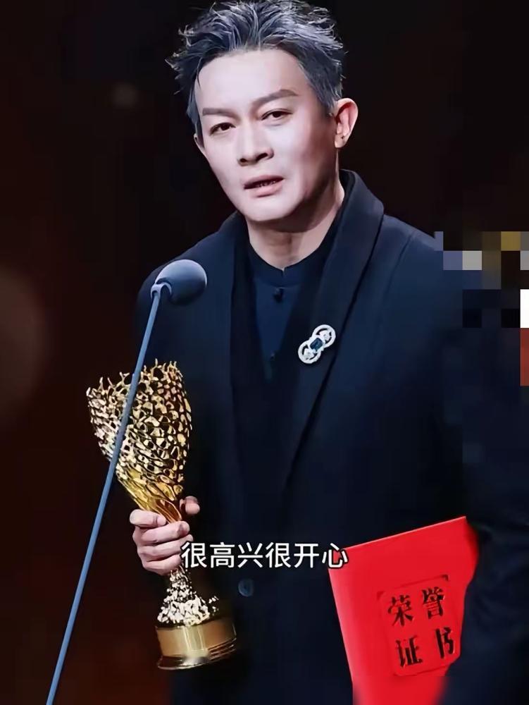 三天前金树林绽放之夜，杨志刚攥着男配奖杯拍话筒喊：我一直按主演演的啊！
你去刷