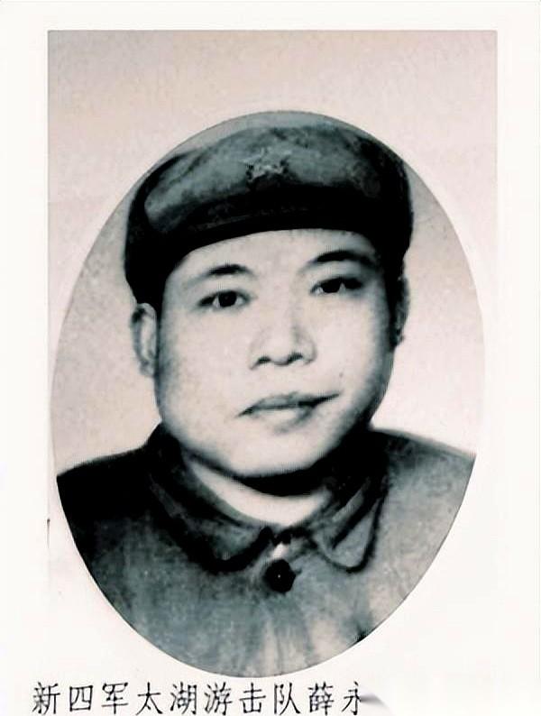 司令员领着几个人，在芦苇荡里啃了一个月草根，饿得眼窝深陷，出来的时候跟活鬼一样。