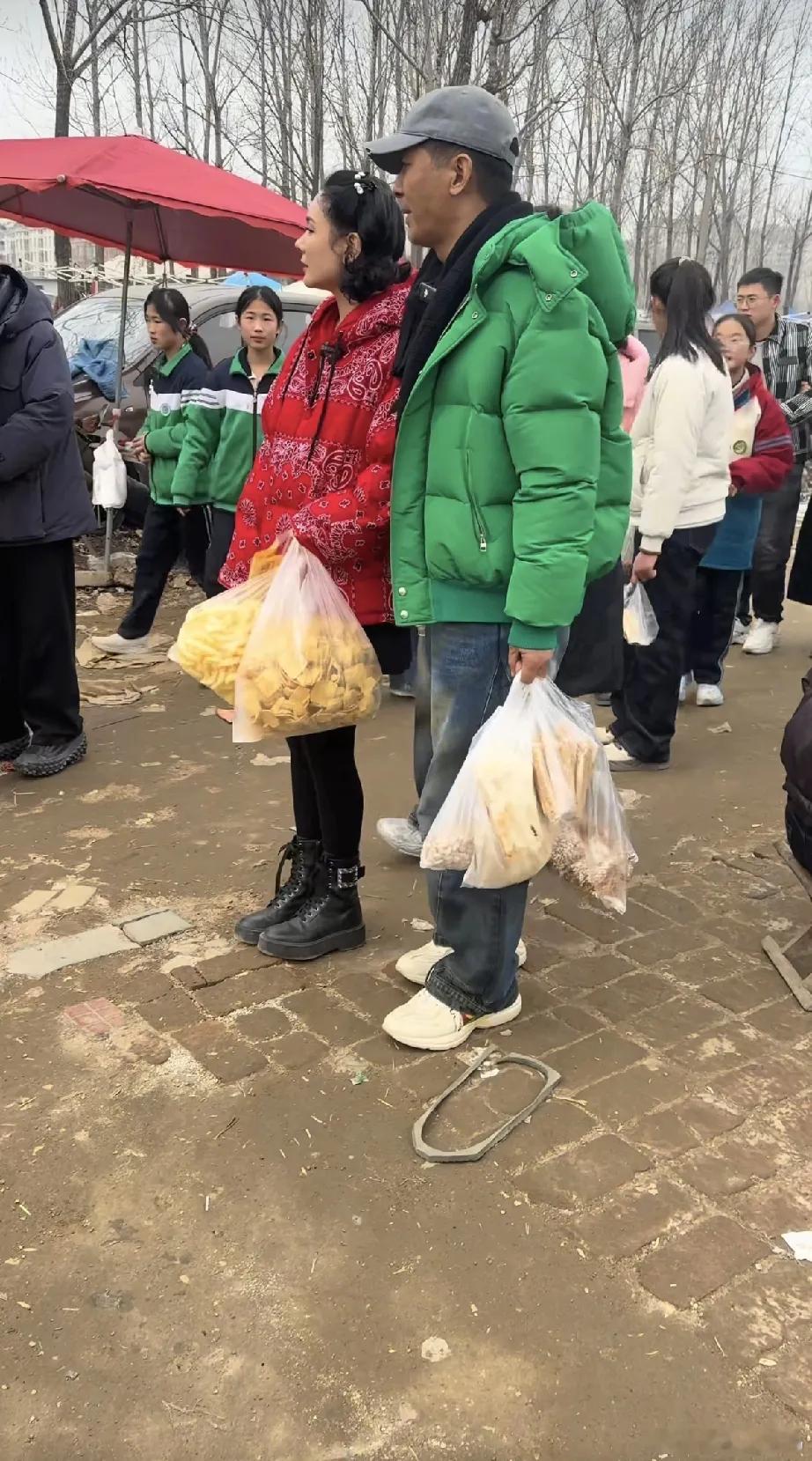 好尴尬，郭晓东与程莉莎回村赶集，程莉莎曾被称为“赫本回村”，但也被无视了！ 