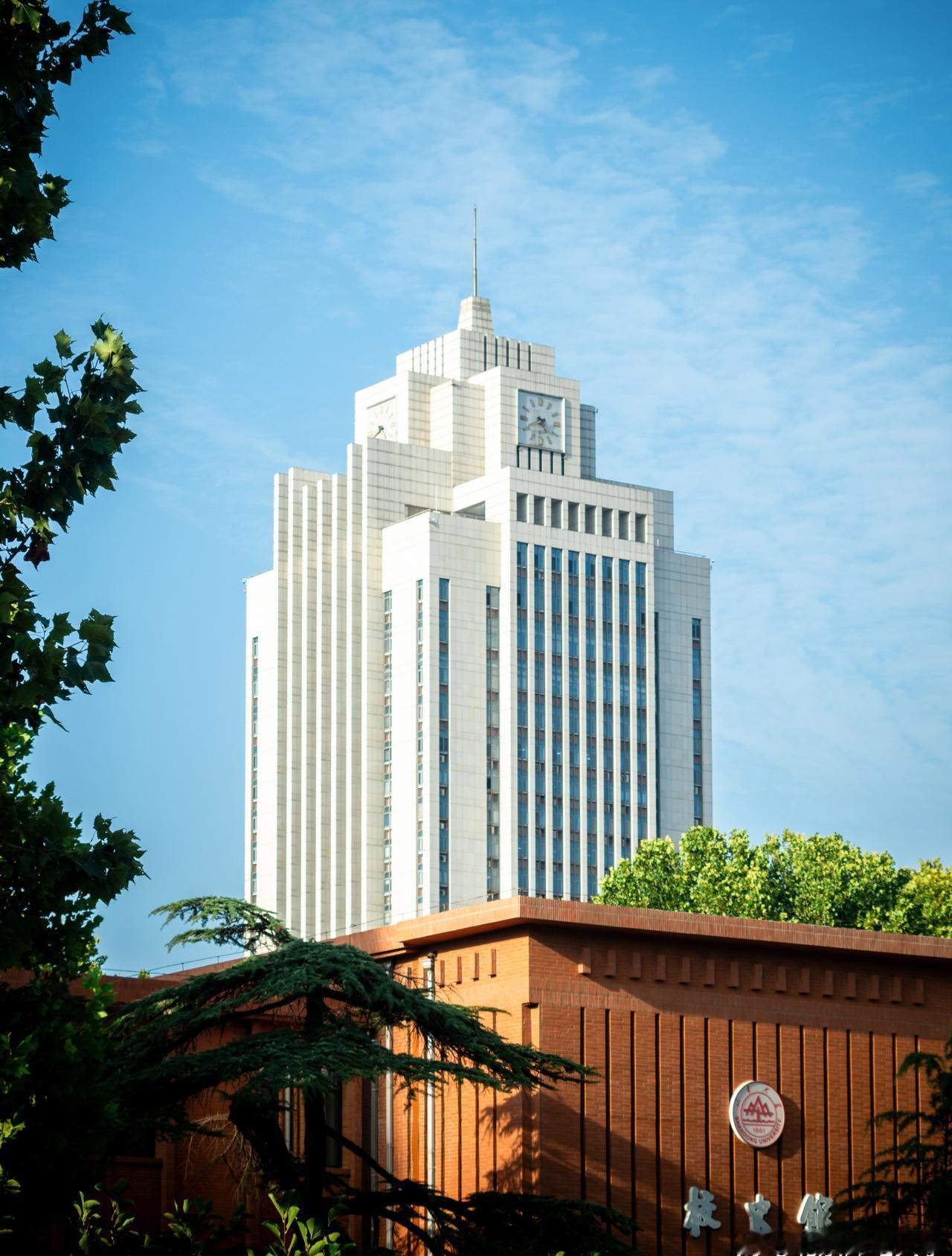 百廿四载，薪火相传，与时代同行；
立德树人，初心如磐，为家国育才。
为天下储人才