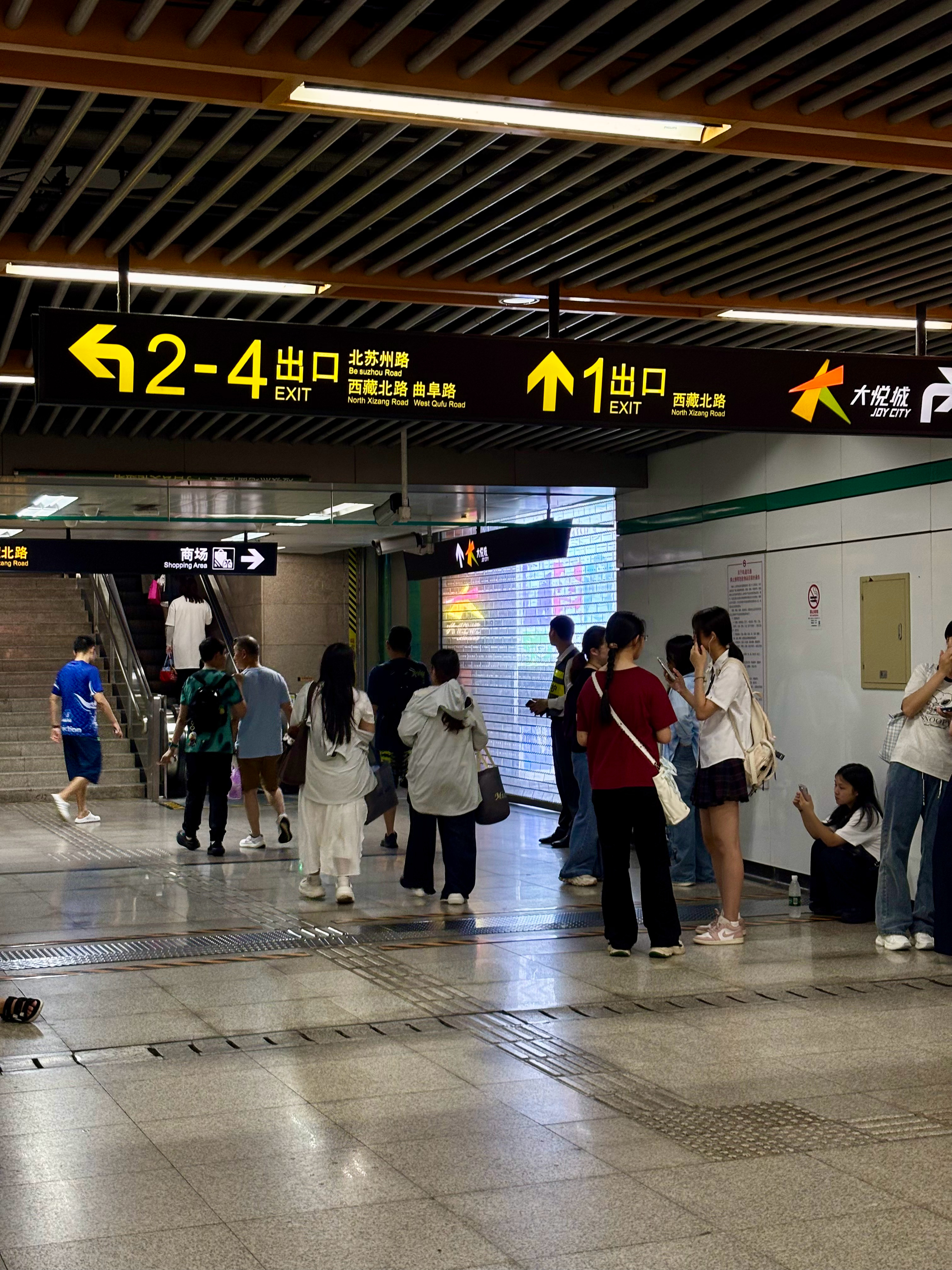 10点才开门，阿福和萱萱已经等在静安大悦城 了 