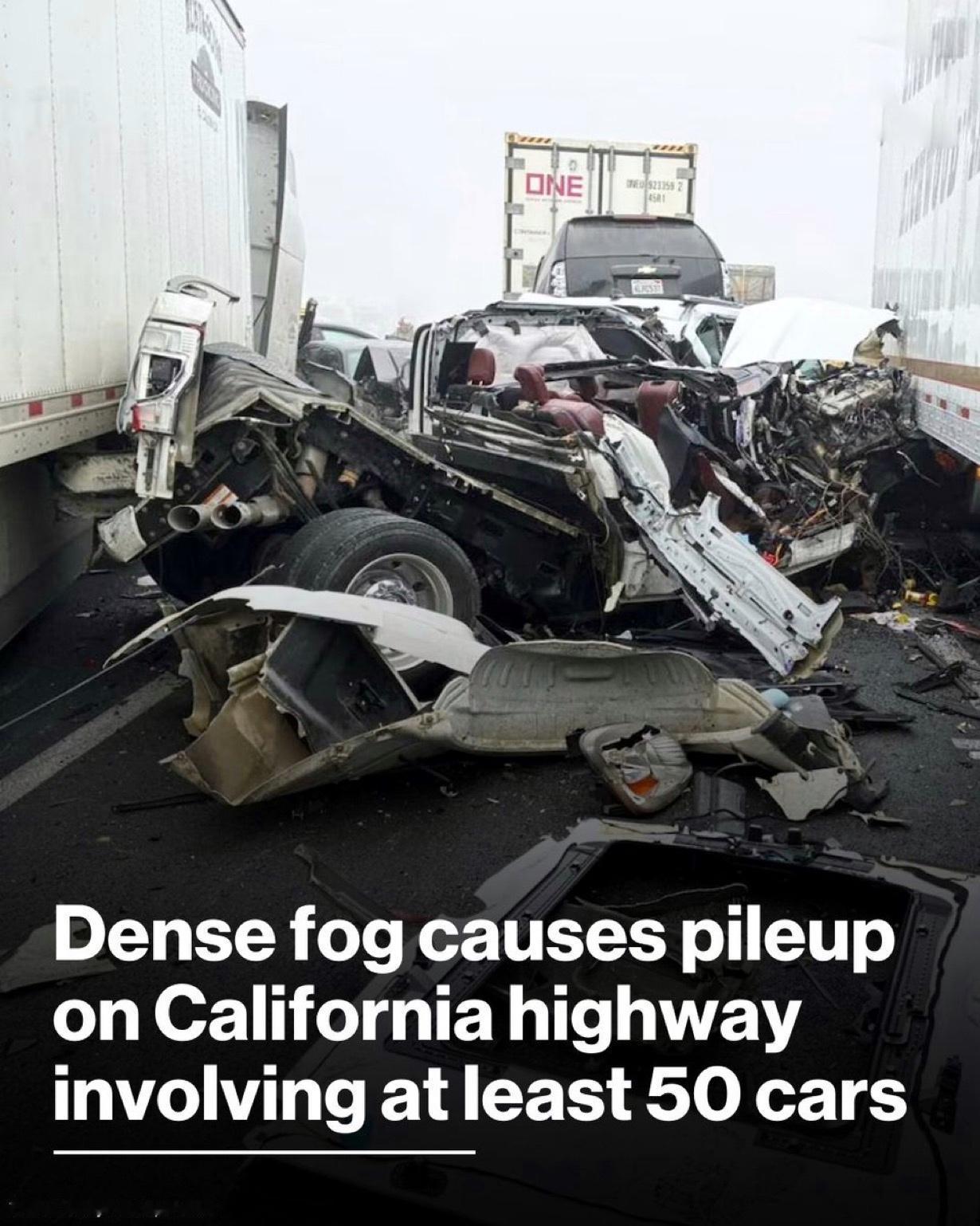 当地官员称，加州一条高速公路上因浓雾引发了一起涉及50多辆汽车的重大连环车祸。