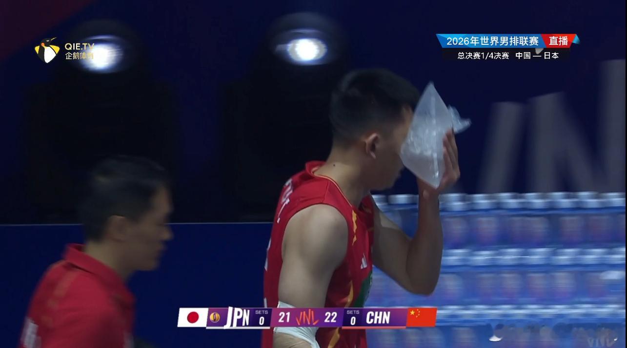 阿泰眼睛受伤下场，李磊登场，加油加油。2026年世界男排联赛中国男排vs日本男排