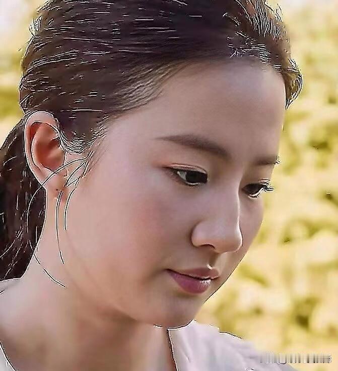 柳岩在综艺里讲，别看刘亦菲长得贼漂亮，可她有个大毛病，就是老素颜出门。这话一出，