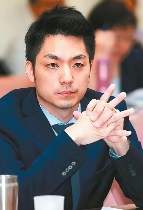 最近蒋家那边又传出消息，有后人站出来公开喊话，想把蒋介石和蒋经国的两口棺椁迁回大