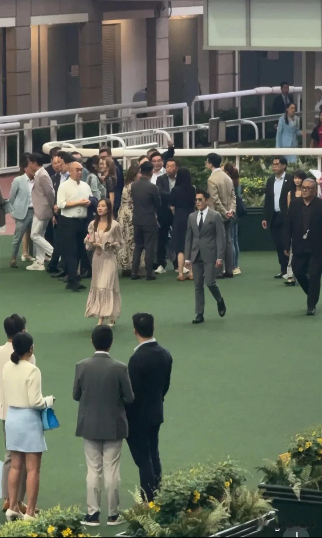 天王郭富城现身香港沙田马场，他发型板正，一身西装革履，戴着墨镜，身材结实健壮，虽