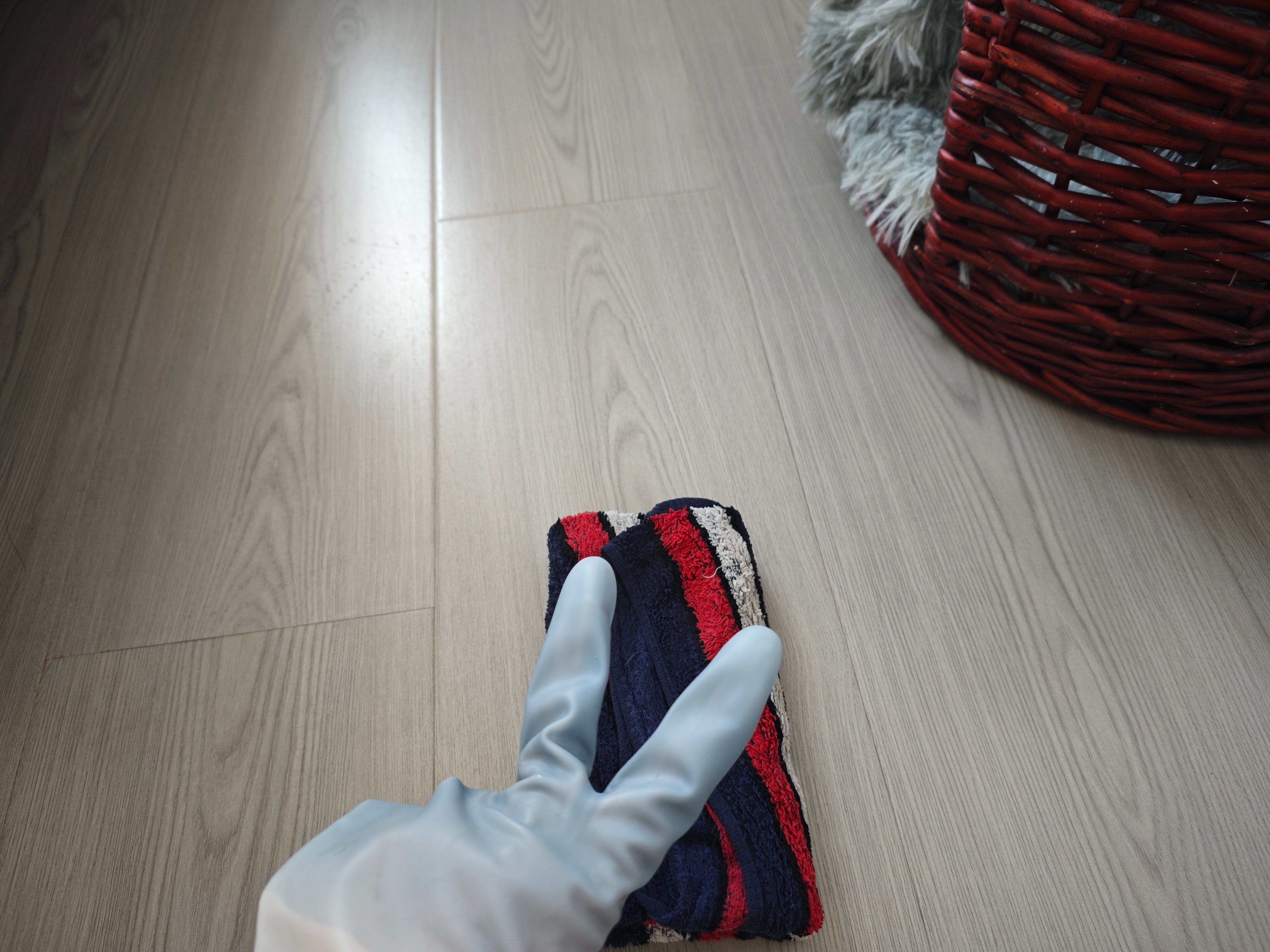 我们懒人一旦开始打扫卫生开着音响放着音乐你就干吧，所有家具必须挪开瓷砖缝都给你抠