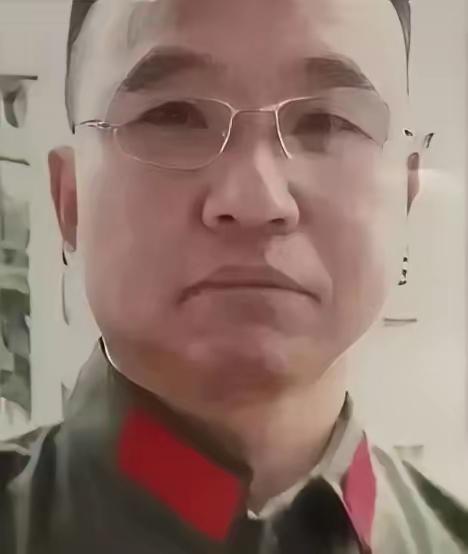 1984年，战士李陶雄中弹牺牲，送葬途中遗体竟两次从车上跌落，护士郑英察觉异样，