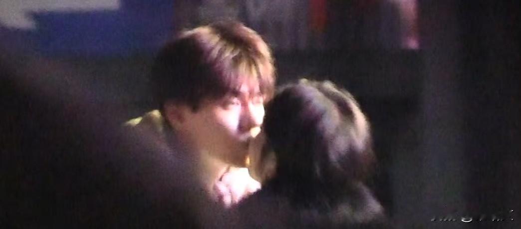 青春有你3何德瑞恋情曝光！街头接吻还甩脸子，女友索吻两次遭冷遇
 
《青春有你3