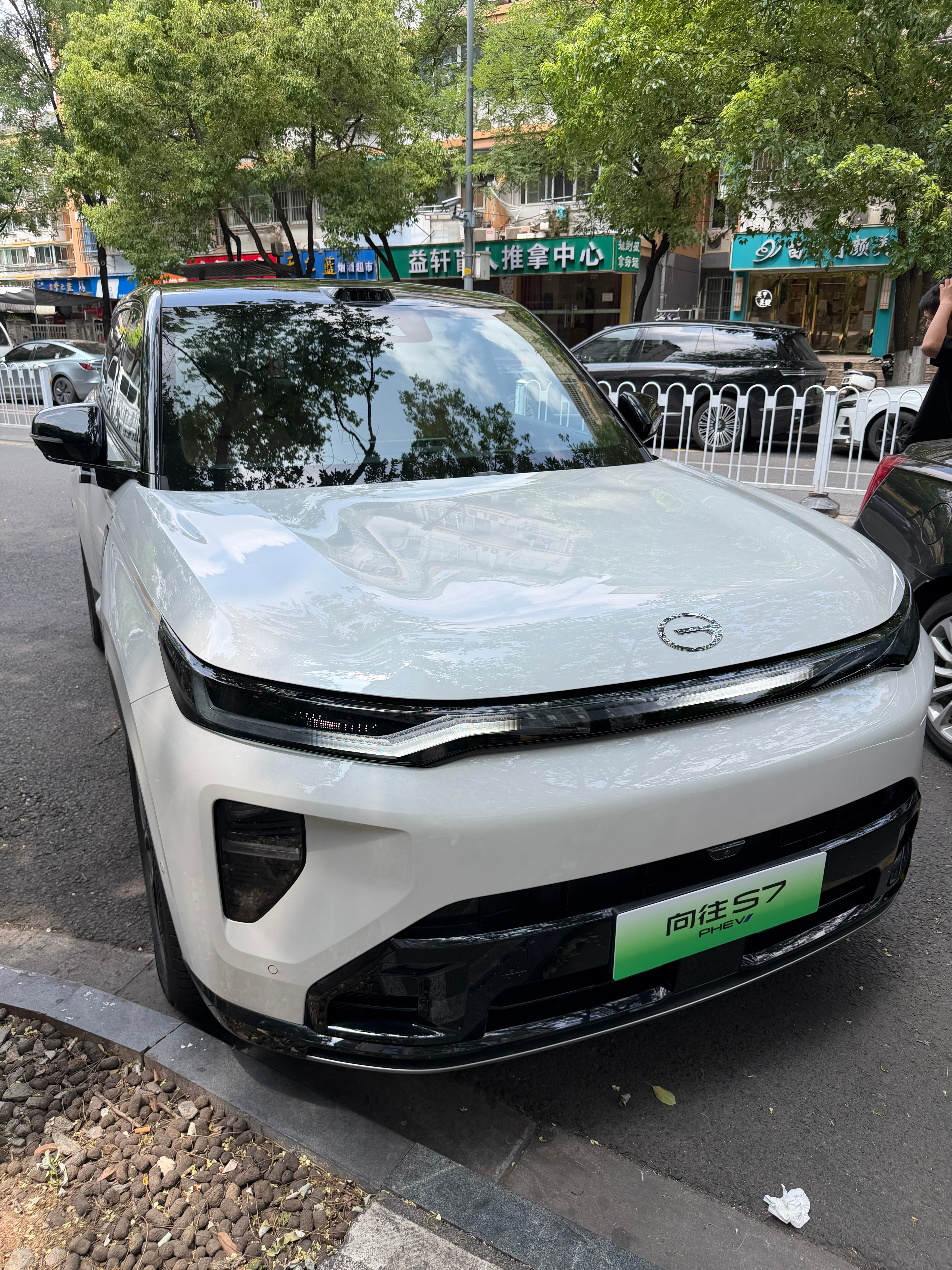 路边停个车🚗，大哥种草了我的座驾。大哥：多少钱这车？我：12.98万💰大哥：
