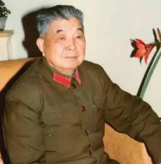 24年音讯全无，原配为他苦撑一个家；1953年重逢，现任妻子一个鞠躬：“嫂子，老
