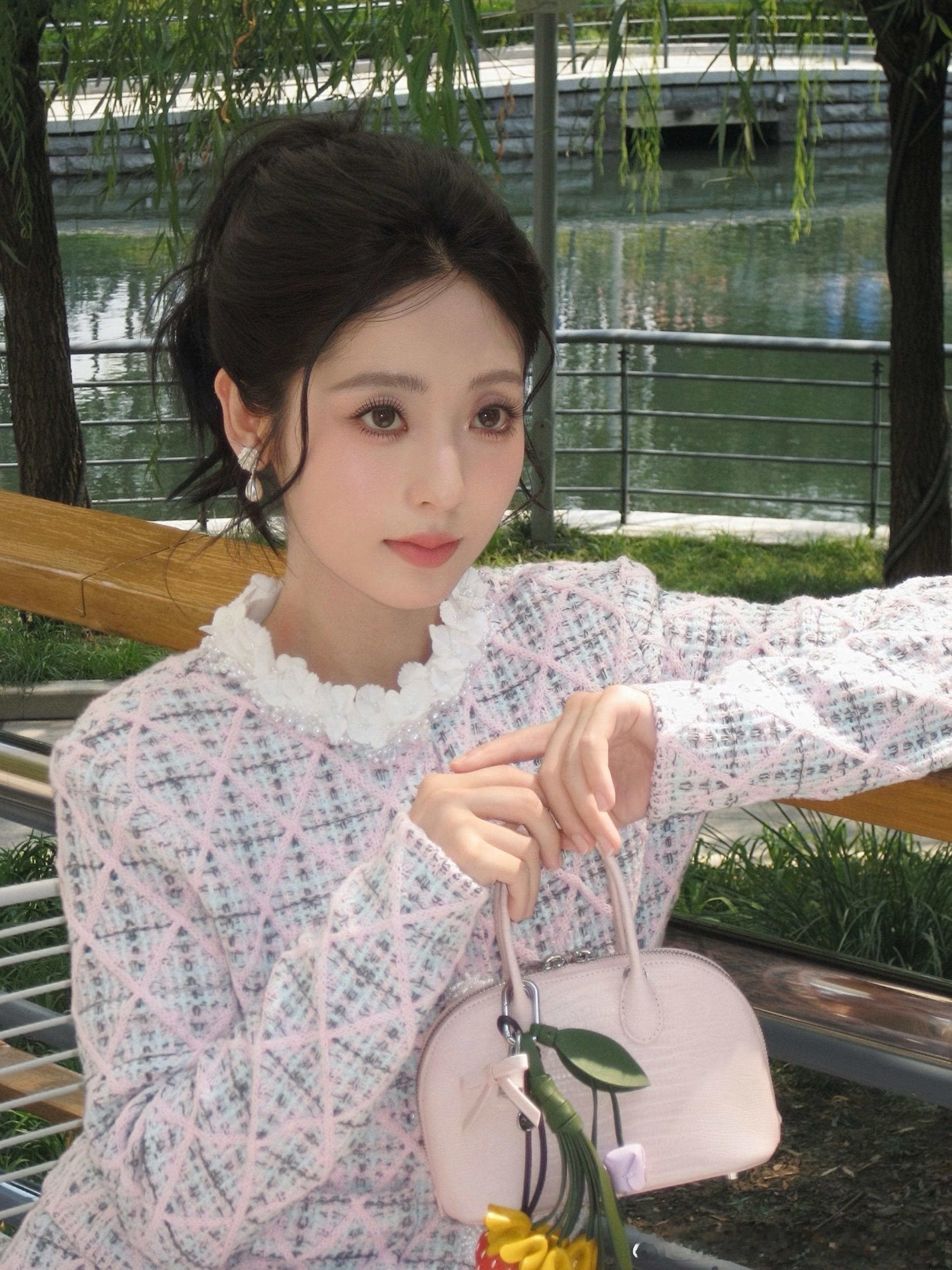 邢菲[超话]💛邢菲 她的瞳💛邢菲我乐个神落村今天的星光太美了我差点就说想你了