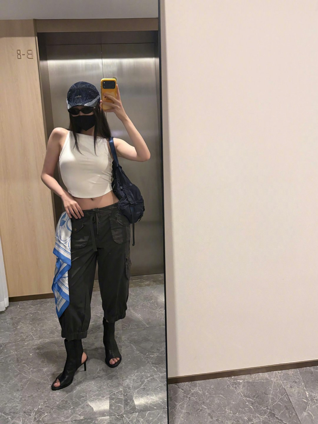 虞书欣好长的辫子虞书欣这组长辫造型氛围感拉满，长长的麻花辫垂落，搭配彩色发饰点缀