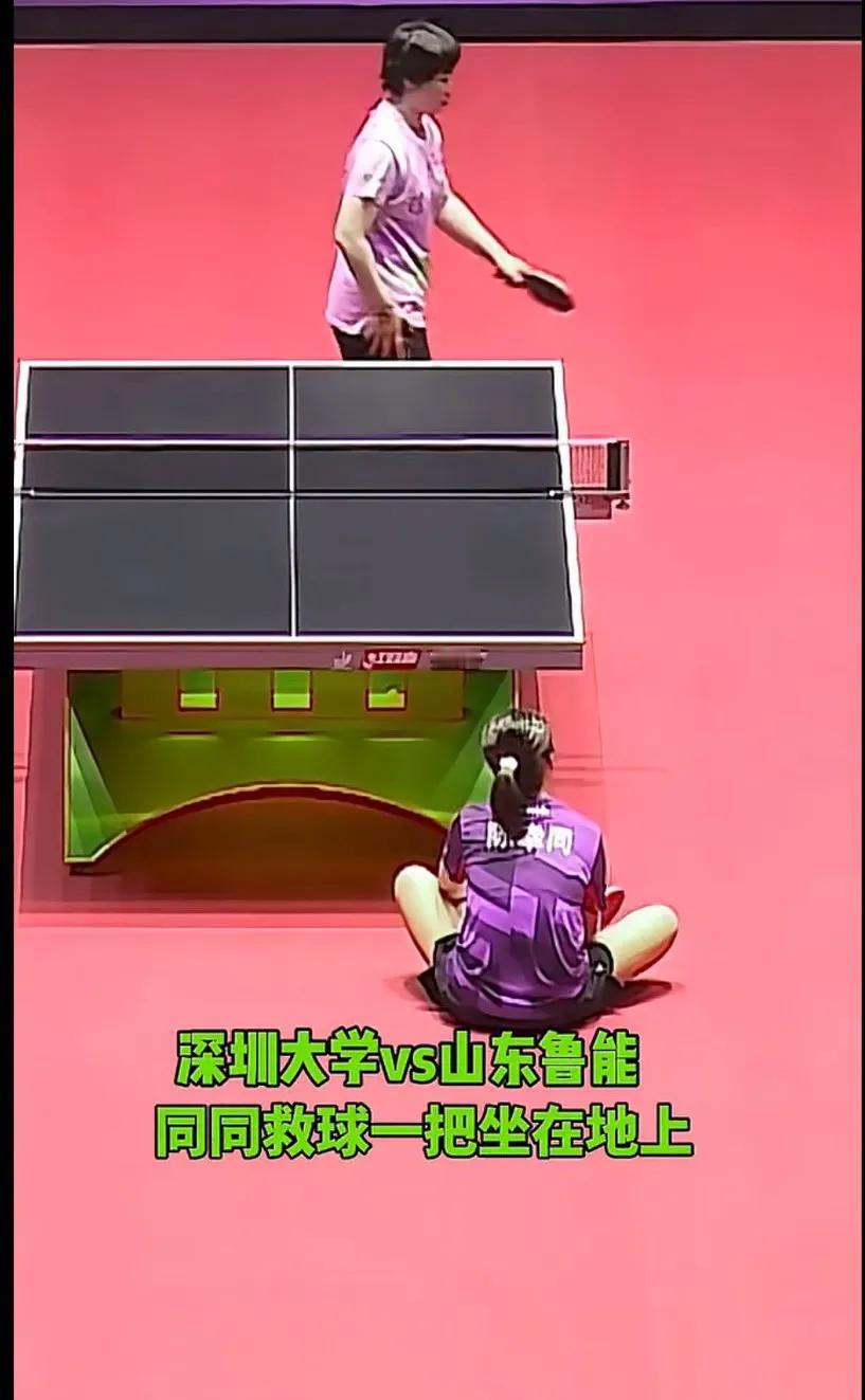 同同救球一把坐在地上，笑翻全场！
同同厉害！还是老将！陈博士累啦做地歇一会！哈哈