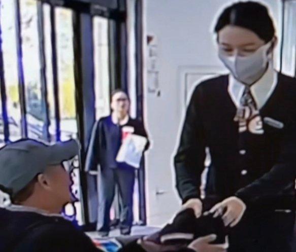 这场始于柜台的温暖传递，印证了“善意不分大小”的力量。 