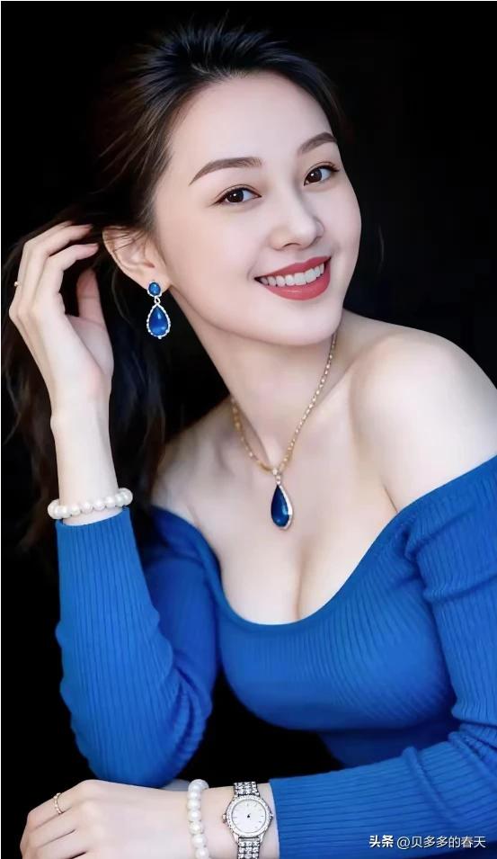 上联：有缘千里来相会
下联: 心有灵犀一点通