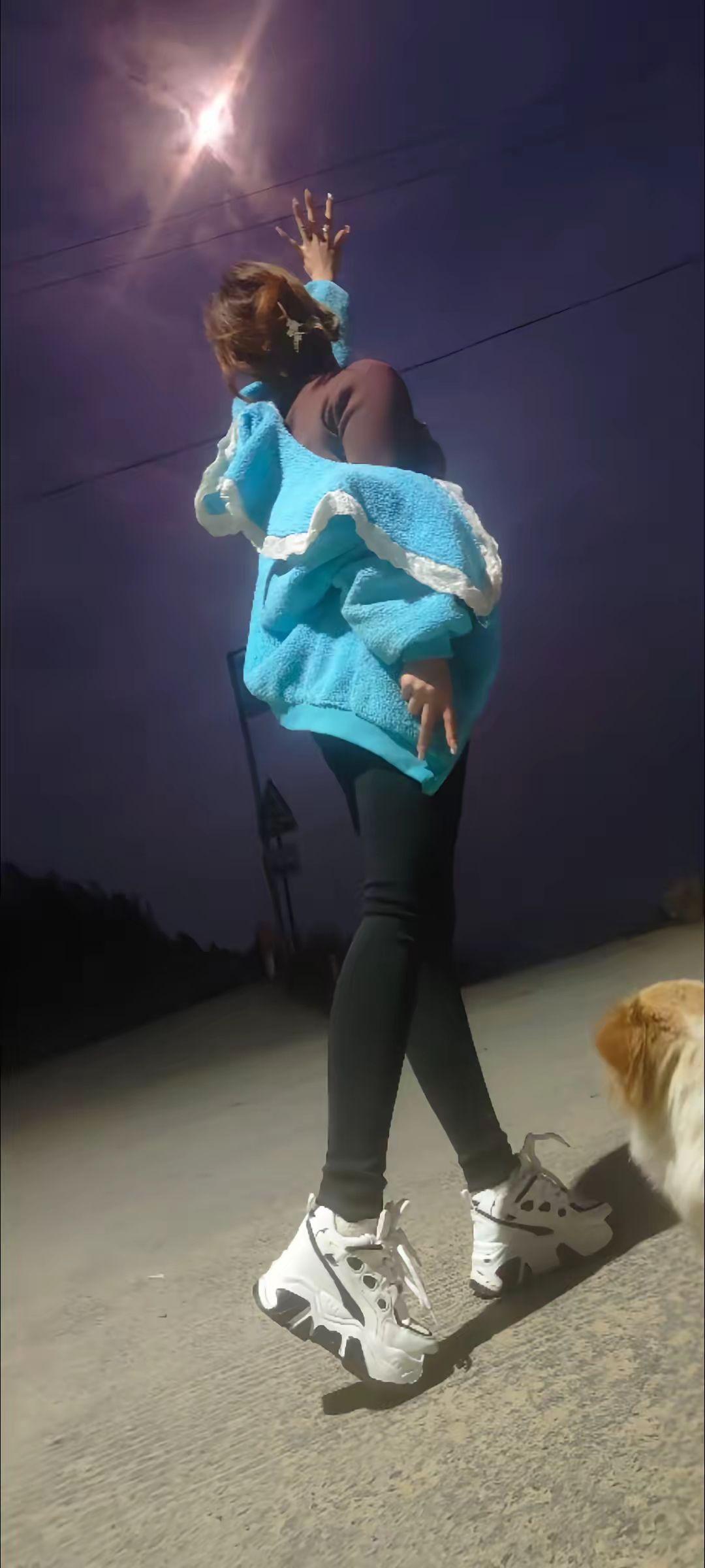 “每个人都有心事吧！     苦的时候硬撑，难的时候坚持。