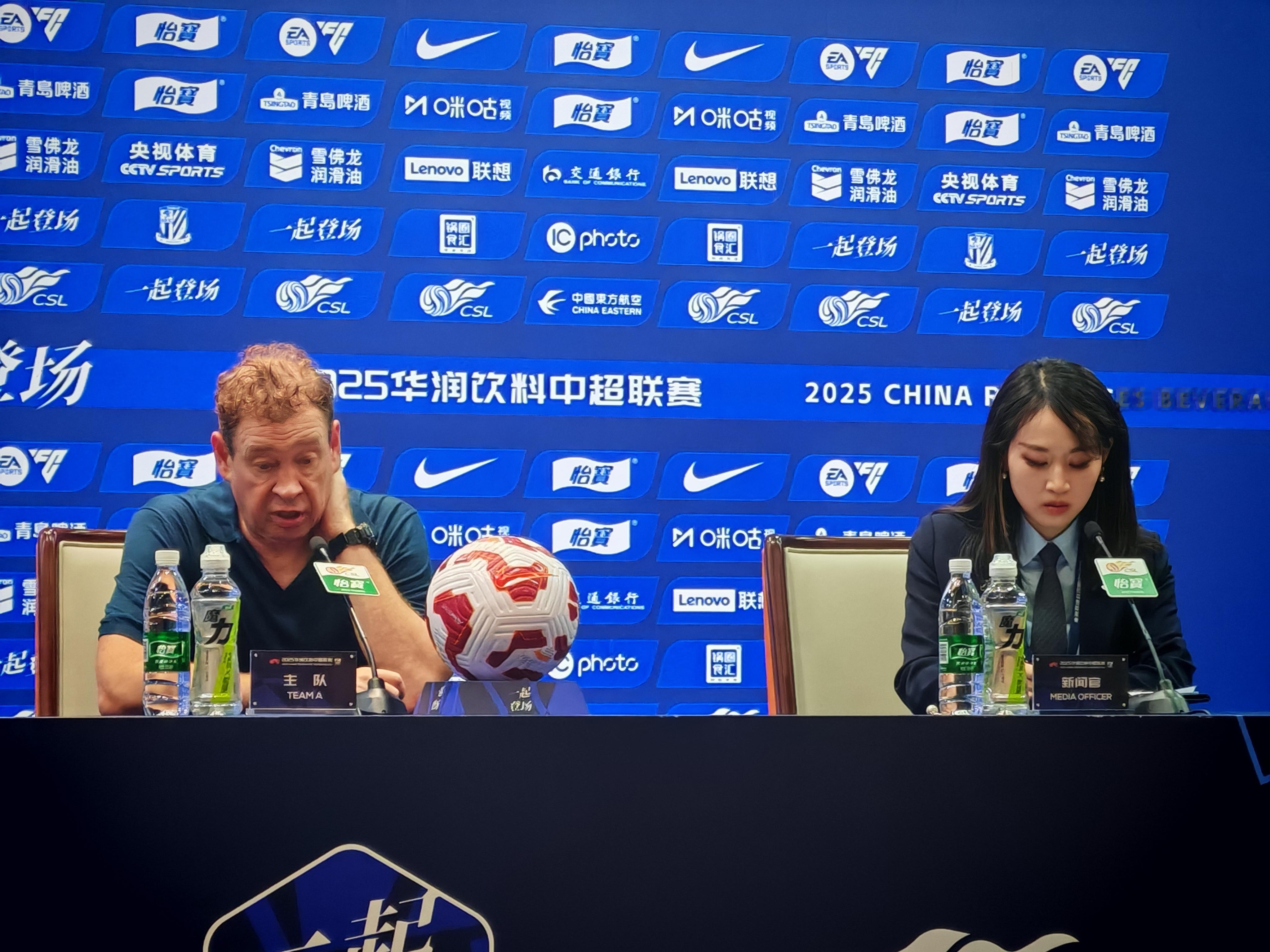 斯卢茨基：向球迷表示抱歉，球迷创造了热烈的氛围，我们让大家失望了。我们自己也很沮