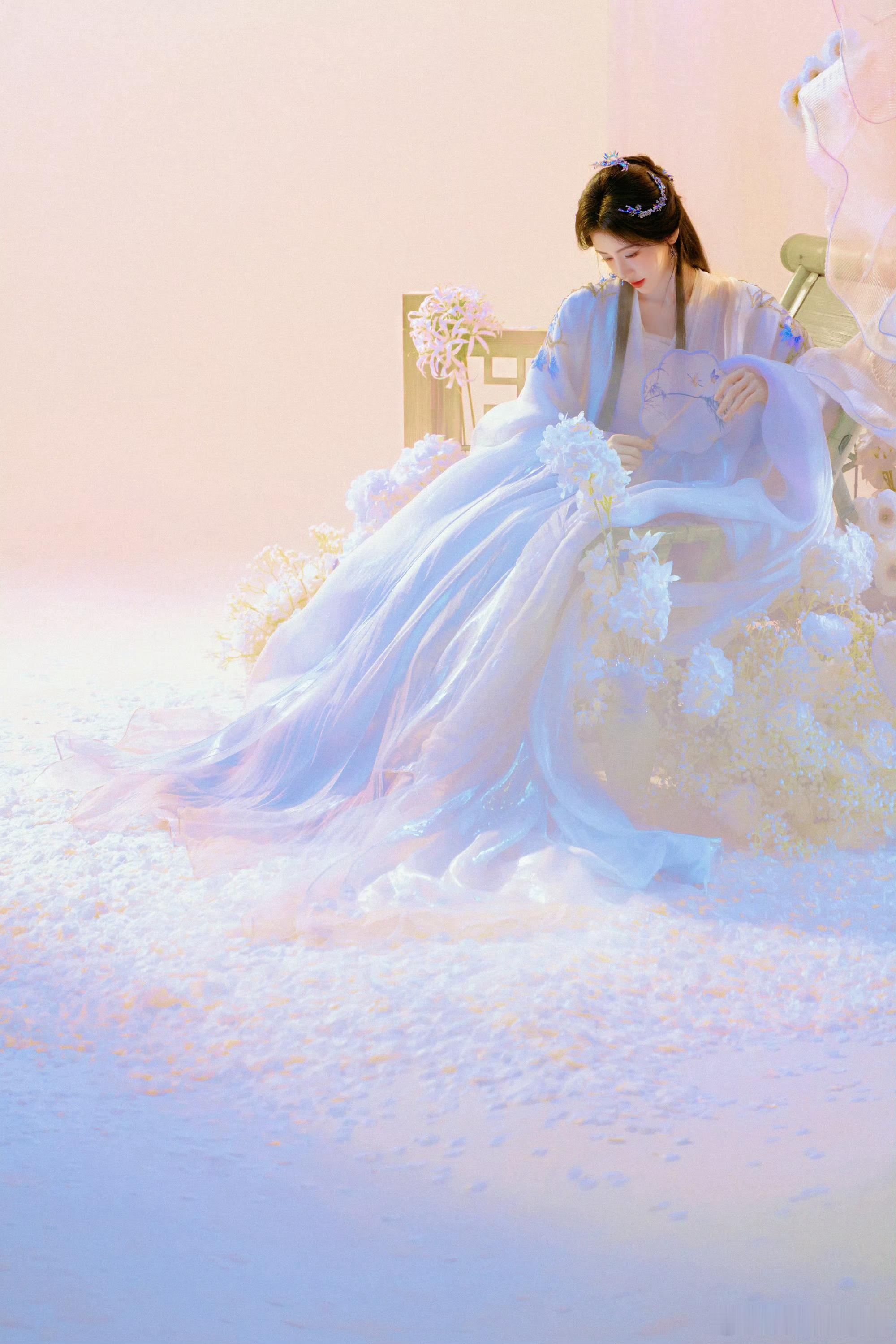 鞠婧祎 素衣绣蓝每当肯定鞠婧祎上一个妆容的时候，她在妆容方面就有下一个点子了，这