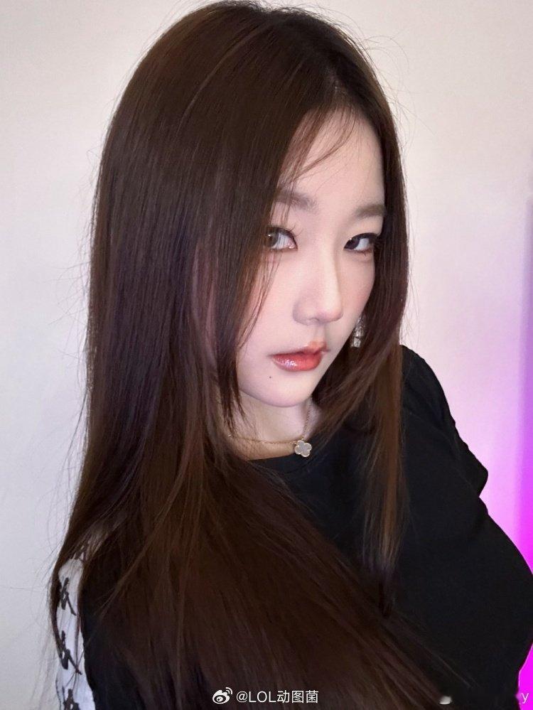 前LPL英文流解说Kitty分享照片：帅帅滴🐧#英雄联盟# #英雄联盟S14#