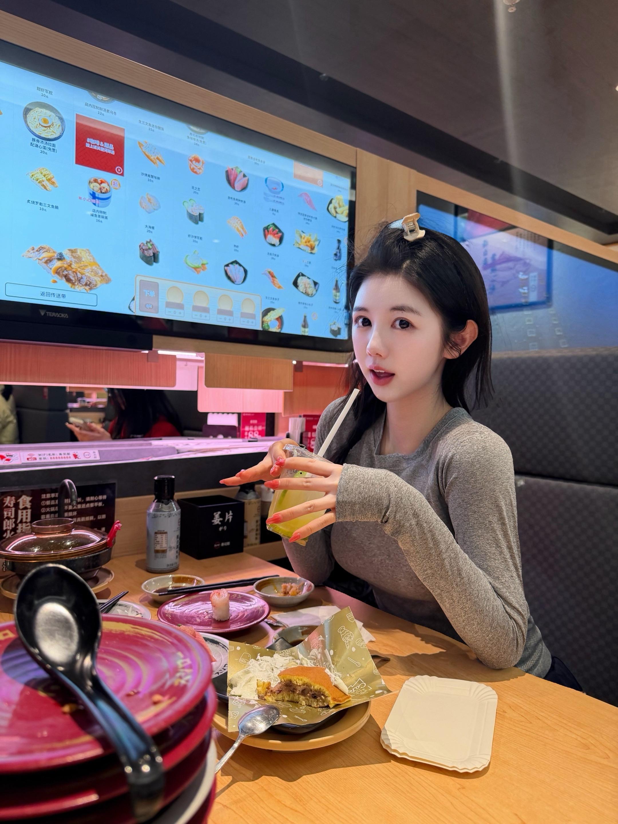 锻炼完刚好补充优质蛋白～ 每天都能和好朋友一起聊天吃饭尊嘟好开心～ 🍣