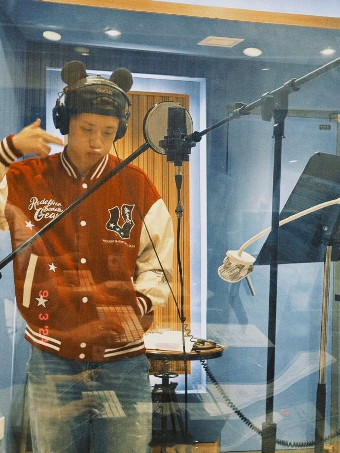 #王一珩说收工啦##王一珩说收工啦吃饭吃饭# 王一珩的收工感言，简洁而有力。“收