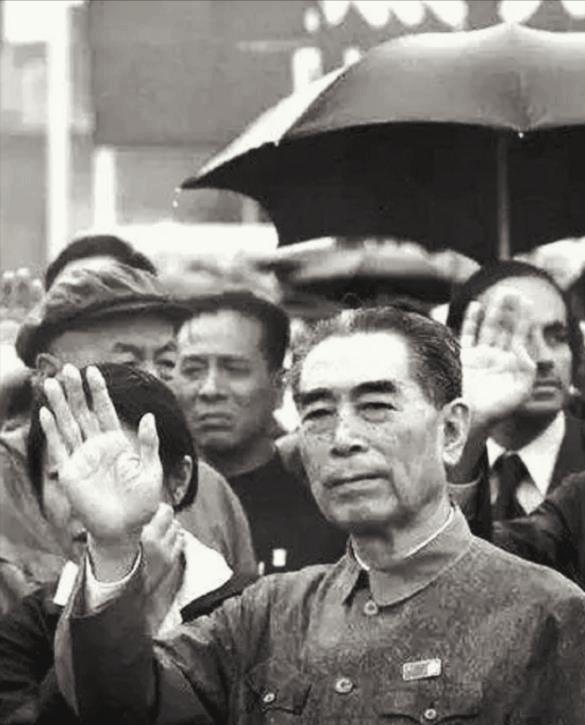 1975年6月，周总理为参加贺帅的追悼会而去理发修面时，意外遇到了大姐蔡畅。蔡畅