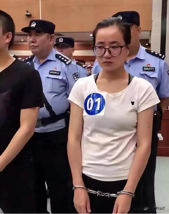 2019年，正在读硕士的杨春燕，在教室上课时被警方带走，老师一脸惊讶地说：“是不