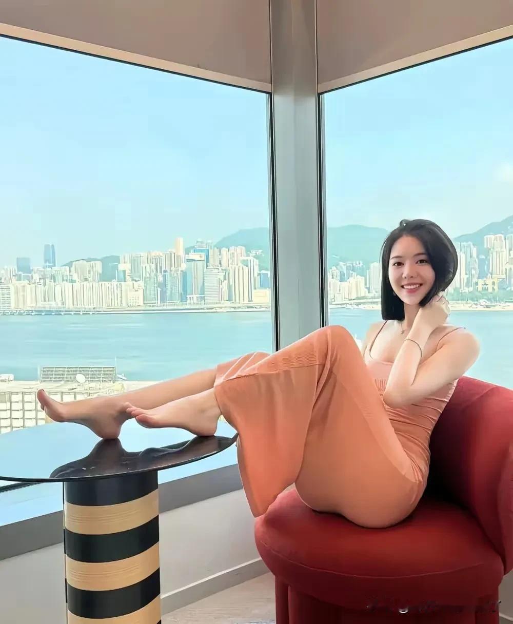 现在美颜相机有多厉害？
说个真事……
朋友玩陌陌，看见一个女生空间挺好看的，就聊