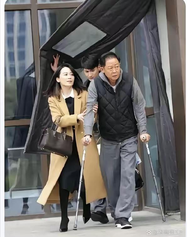一向风流倜傥的王志文拄上拐杖了，让人不胜唏嘘，感叹似水流年。其实，这是王志文的剧