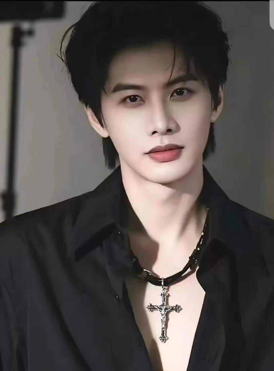 名场面甜度爆表！何健麒稳稳单手抱起梓渝，动作男友力拉满，两人互动亲昵又自然，粉丝