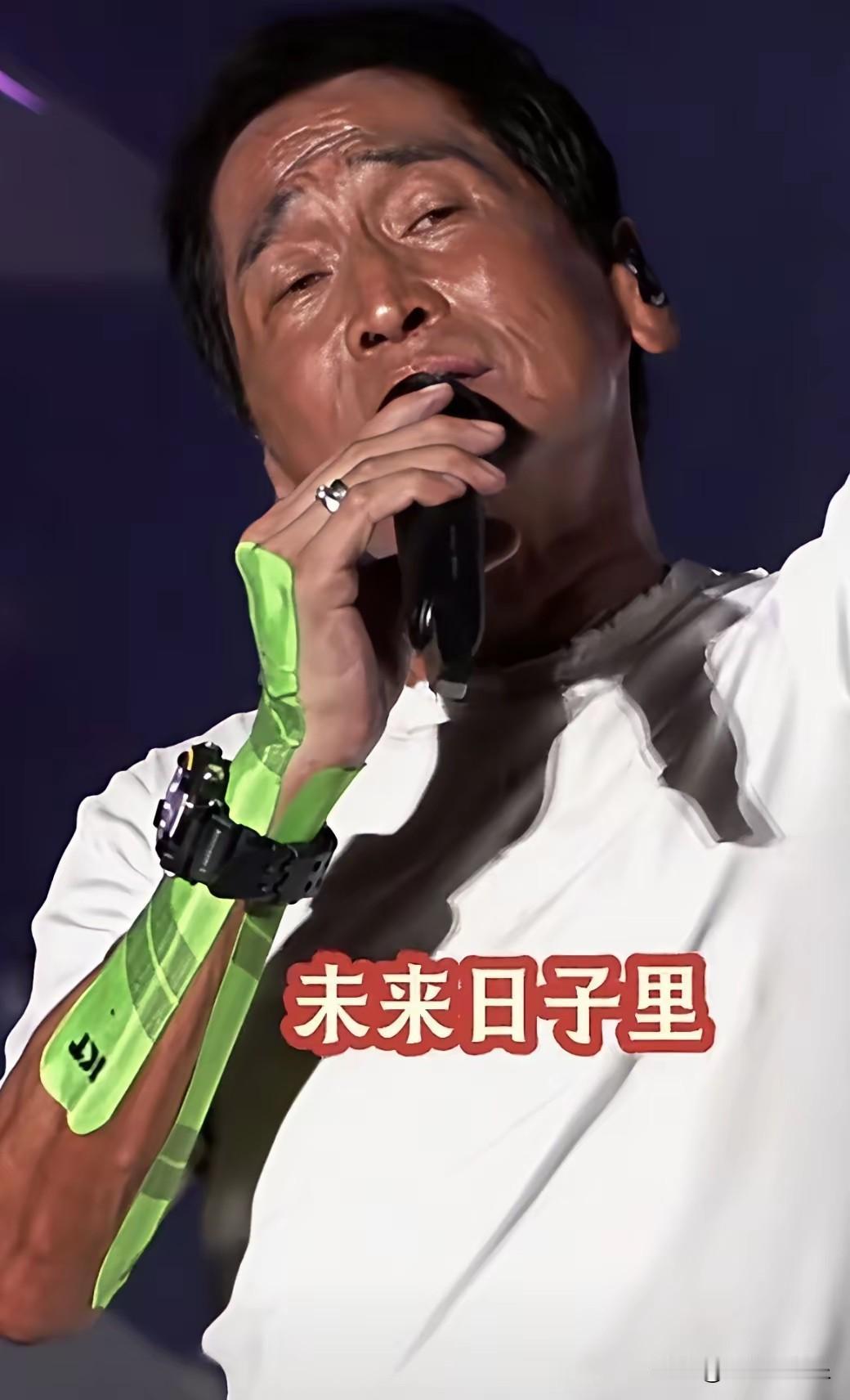 齐秦老得不像样了
     齐秦和非洲人一样黑了，还黑得均匀，除了牙齿是白的，身