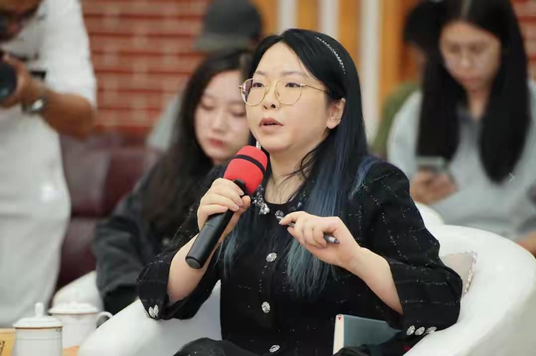 网络作家一度君华的精神状况令人堪忧啊！与书中记载的“物理影响妄想”非常接近。
什