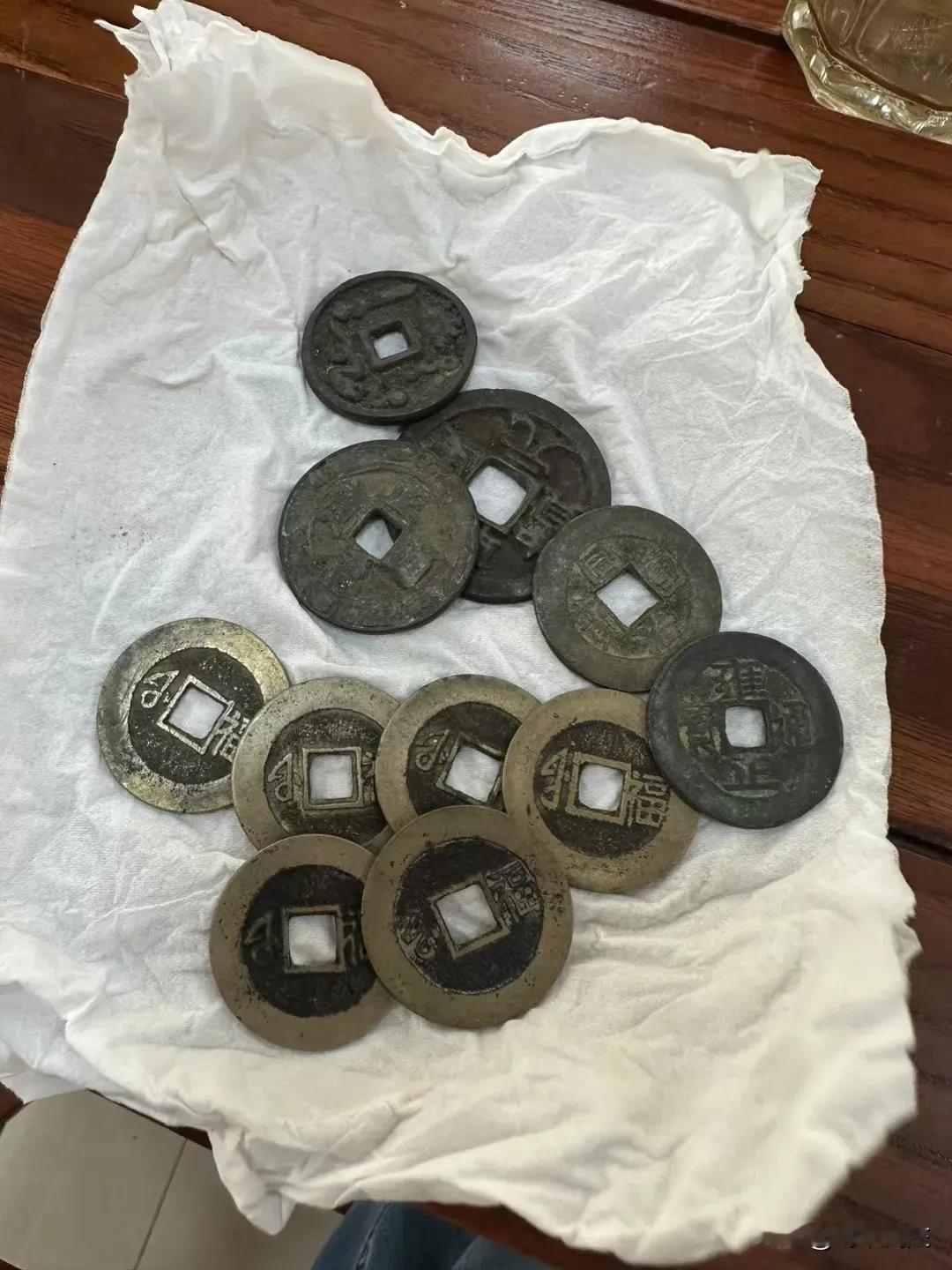 玩多了，还是黄亮的清钱好看，宝福这几年也挺火的，一堆黑不溜秋其他杂七杂八的东西不