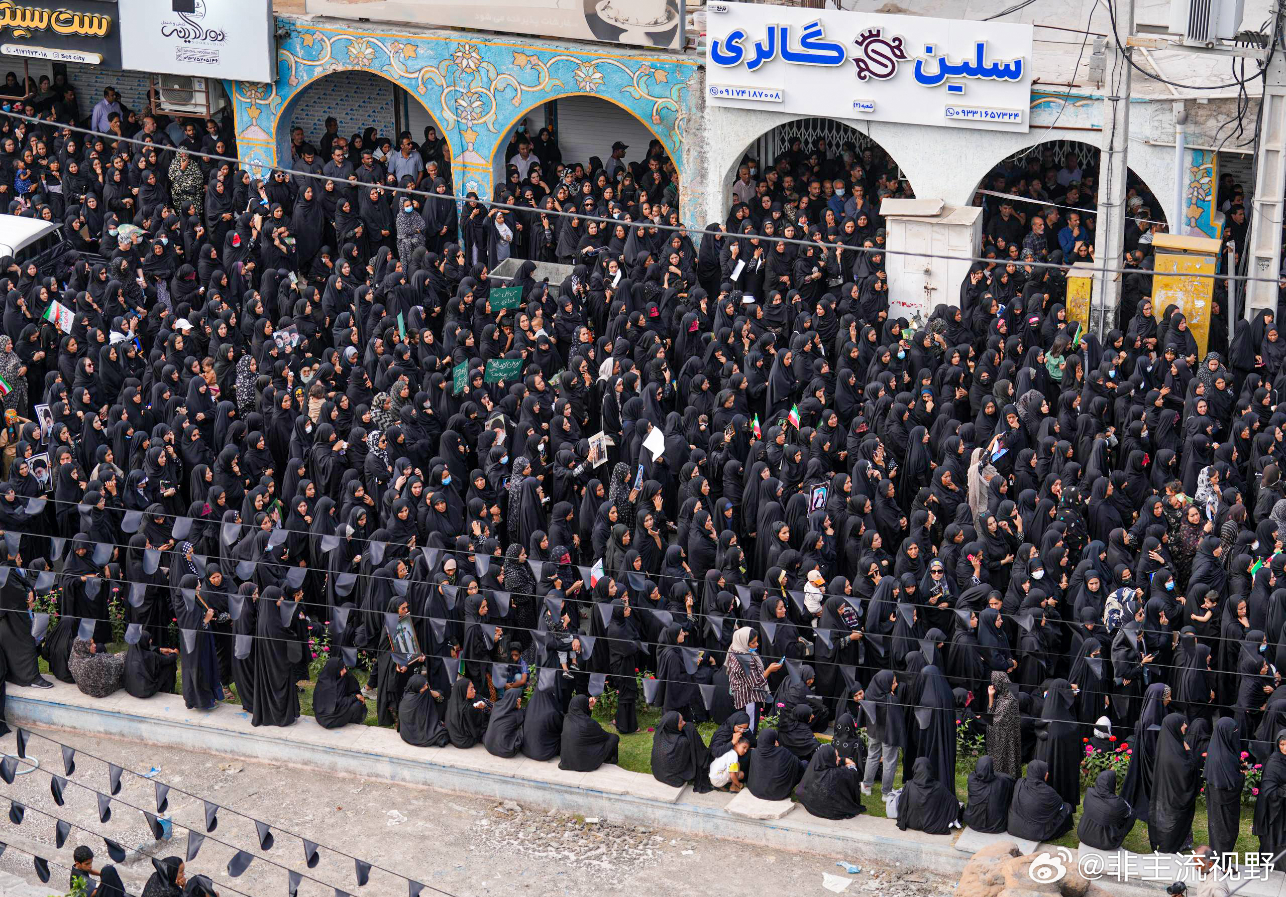 这么黑压压的一群一群的伊朗人，特朗普实现得了他希望的目标吗？他自己心里可能都没底