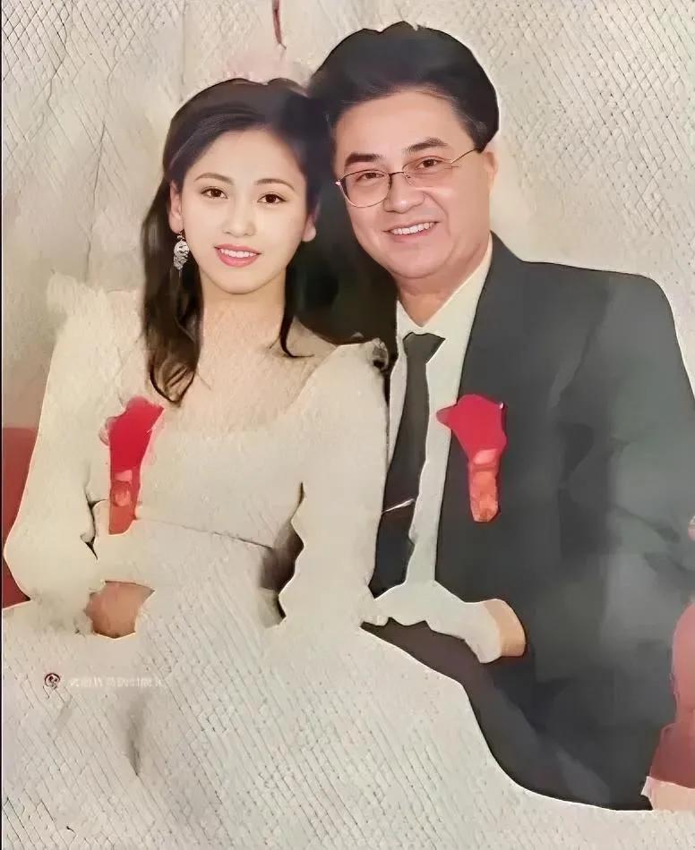 1992年，一个年轻的女孩的结婚照，她和一位50岁的富商走进了婚姻的殿堂，从照片