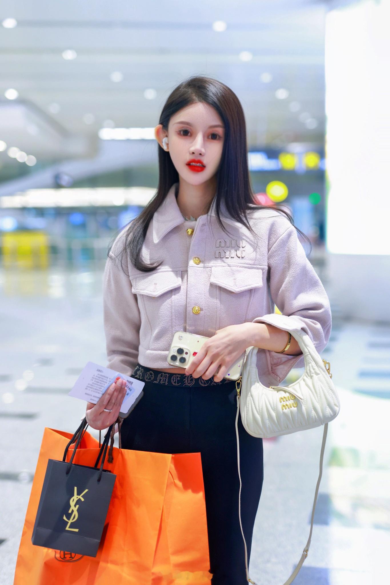 #周楚娜[超话]# 北京✈️上海 ​​​