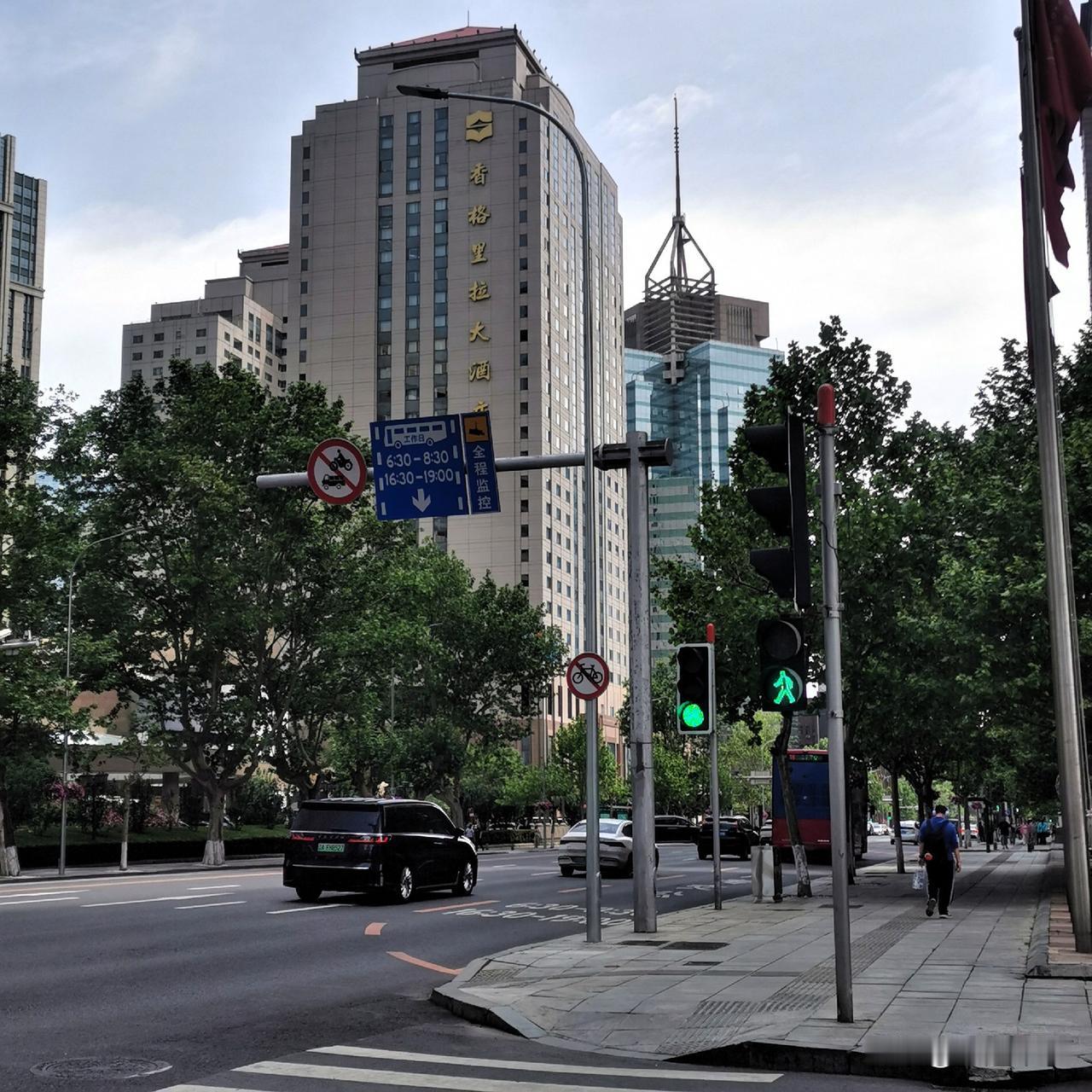 看到没？人民路新世界酒店旁明泽街的街牌没了！

最近，发现曾经立在人民路新世界酒