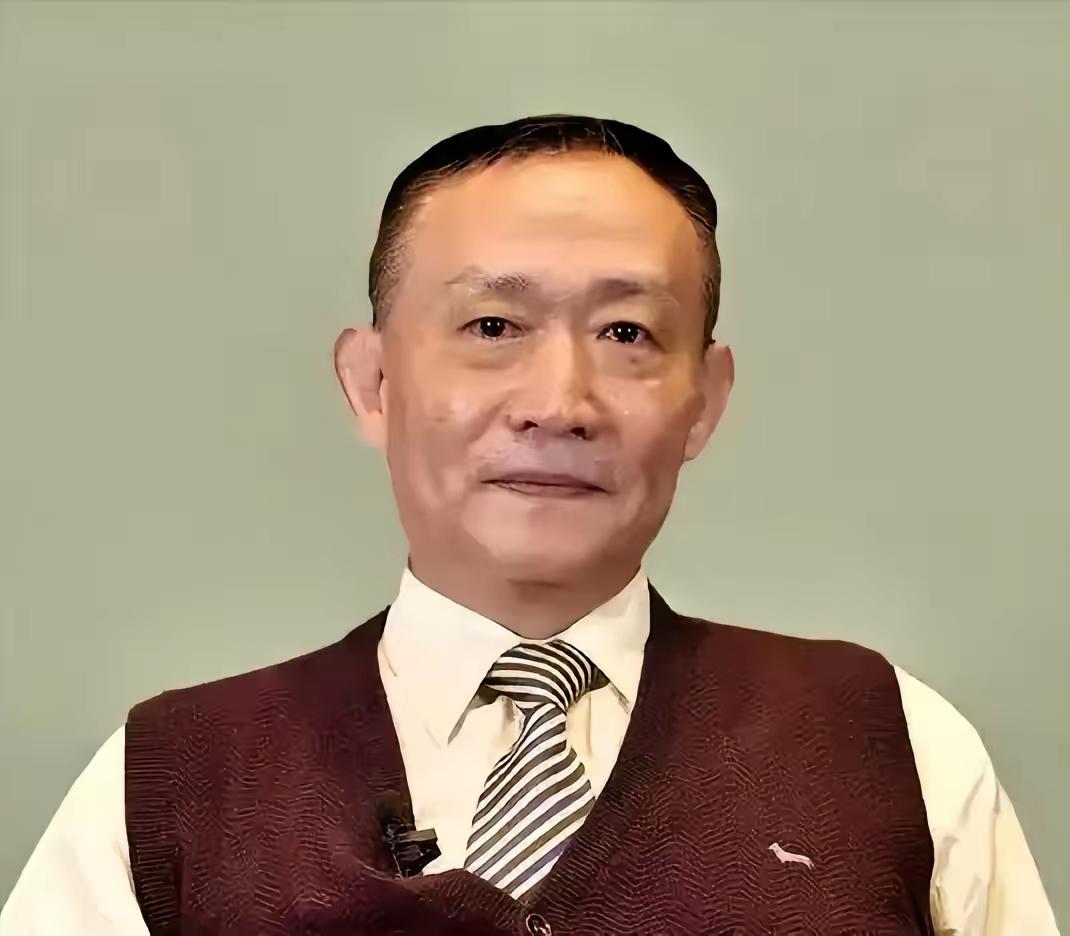 如今中国面临的最大风险，不是美国在南海搞什么航行自由，也不是芯片卡脖子，而是有人