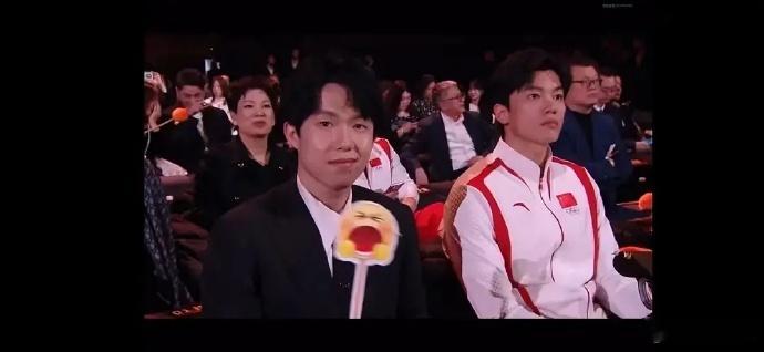 汪顺好像艳压全内娱了，看起来没怎么打扮，也没有看镜头 