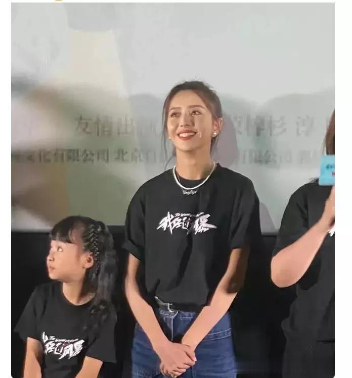 陈思城、侈丽娅，引发争议
8月16日，由侈丽娅主演的电影《我经过风暴》，在北京开