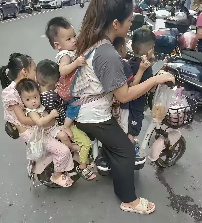 伟大的母亲，用实际行动默默支持国家号召[赞][赞]