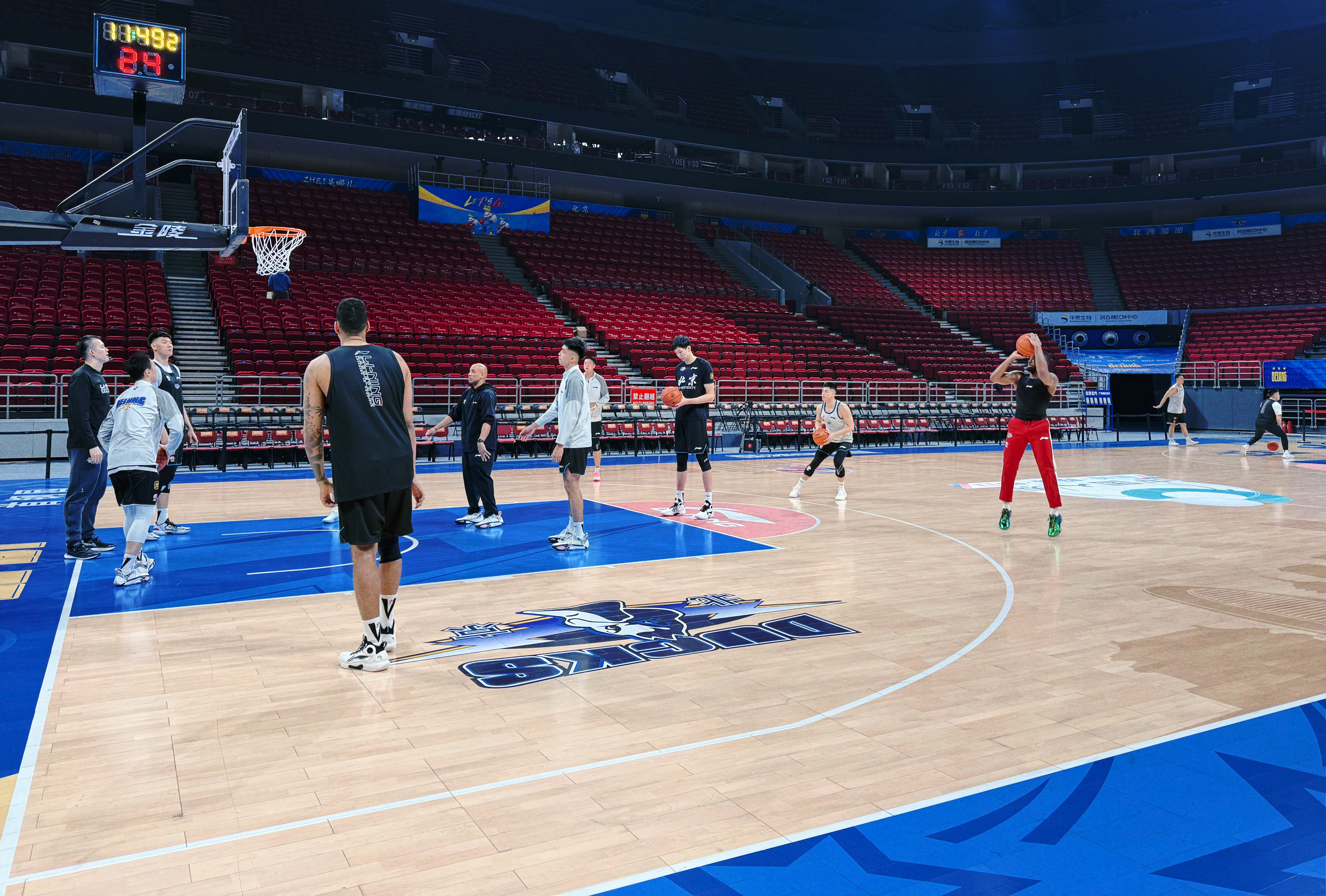 赵睿、曾凡博、雷蒙缺席北京男篮vs龙狮男篮 赛前踩场训练，许利民指导透露赵睿预计