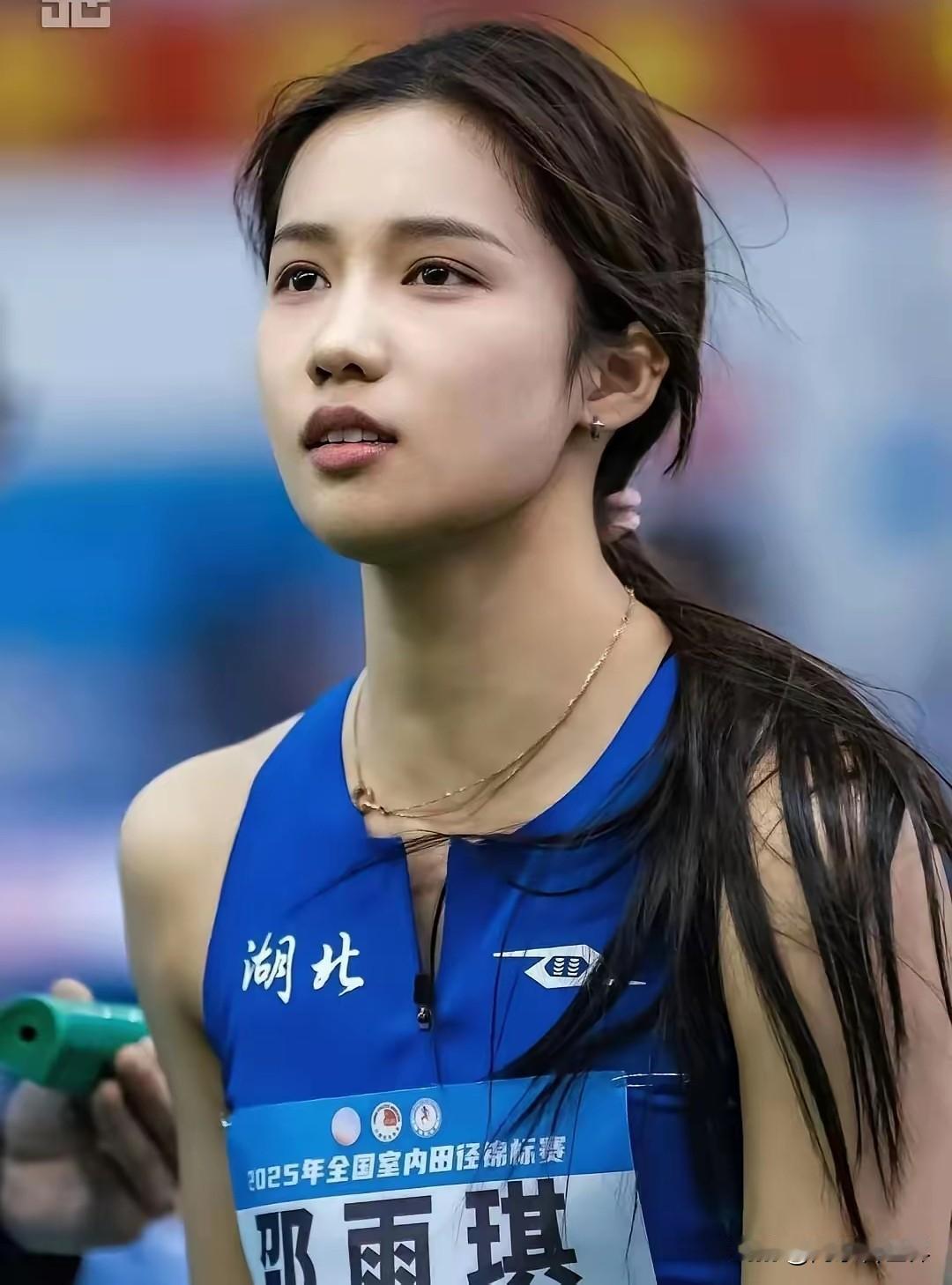 邵雨琪啊邵雨琪
 你还要不要别人活啊
你长得漂亮就算了，你还是个清华学霸，而且你