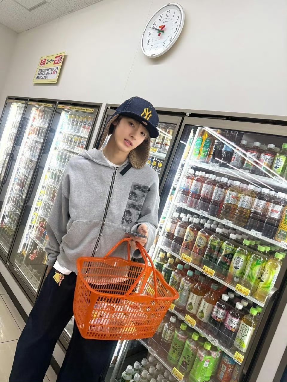 不管重来多少次，我也只会在人群中看向你 