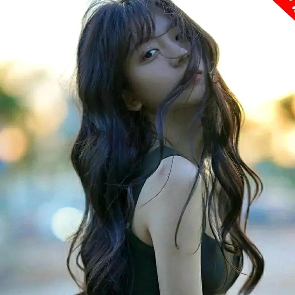 少女微风中，发丝轻拂脸颊，暖阳倾洒，温柔如诗。温柔美少女 阳光白裙少女 秋日少女