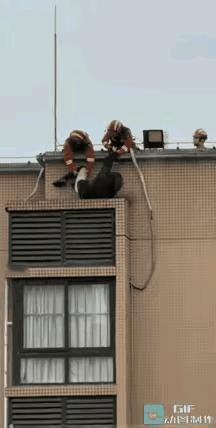 费了好大的力气啊，终于把这个女同志给救了上来，你是稚什么气呢？净给人找麻烦了，事