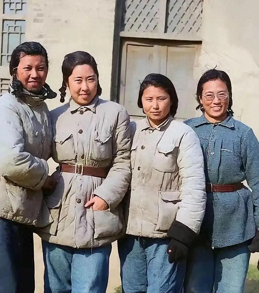 11947 年的延安，岁月仿佛被厚重粗粝的黄土，凝成了一帧静止的画面。当我们从历